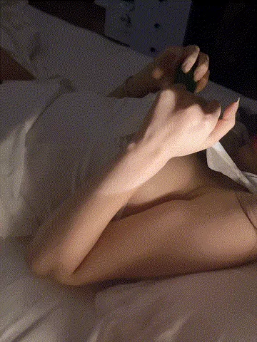 小视频 第一视角看巨乳骚货手扣骚穴自慰，不信你不撸【382.3MB/7分钟】