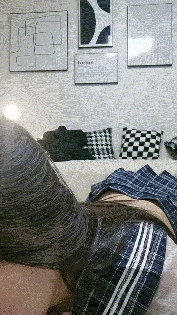网友 高颜值制服眼镜妹，露出那对大奶子，对着镜头发骚【214.9MB/17分钟】