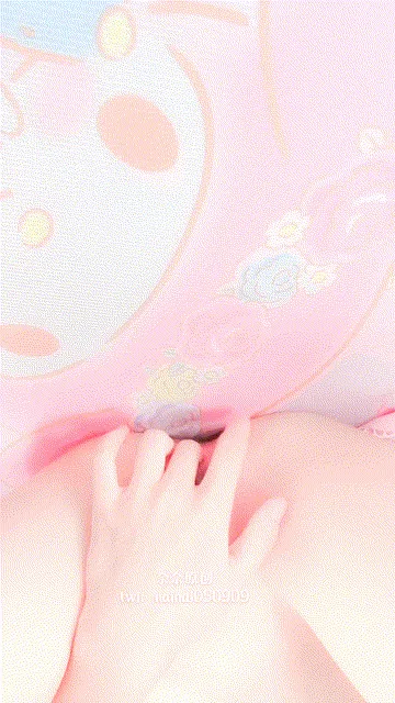 小灵酱 Cosplay反差小萝莉，对着镜子手扣白虎小嫩穴自慰【88.7MB/8分钟】